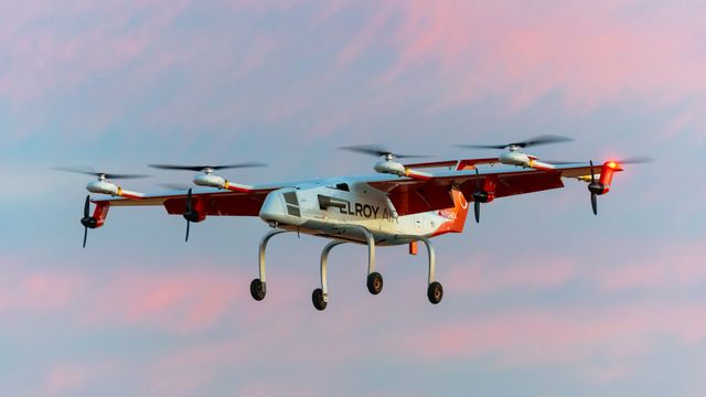 Chaparral C1 hovering in mid-air on its first flight with its turbogenerator-hybrid electric powertrain at Byron Airport.